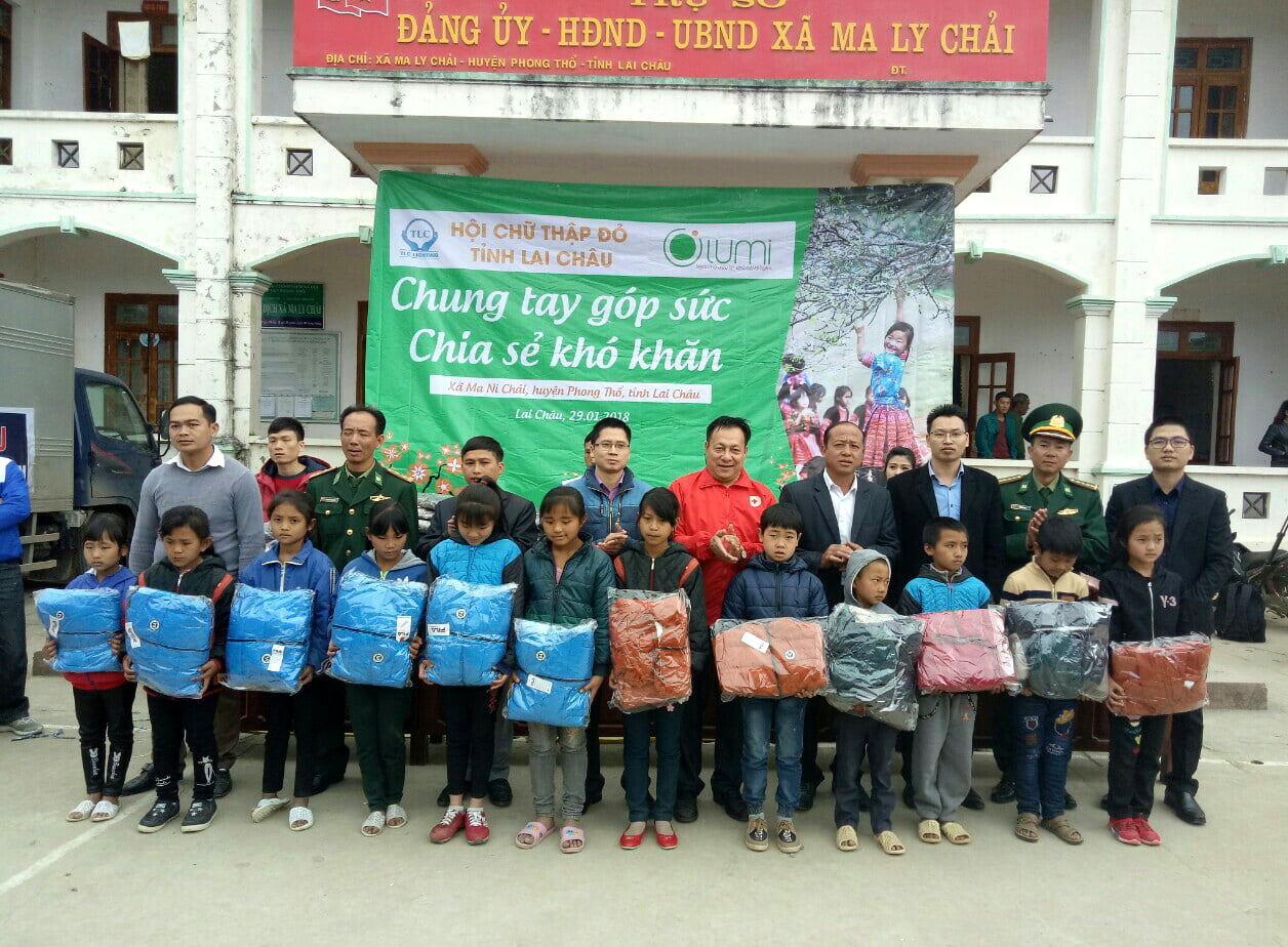 Đoàn từ thiện Lumi Việt Nam trao quà cho các em nhỏ tại xã Ma Ly Chải, Phong Thổ, Lai Châu