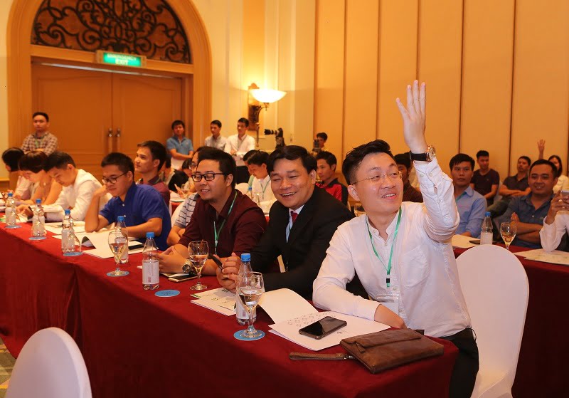 Các vị khách mời rất hào hứng với  những tính năng  diệu kỳ của ngôi nhà "chủ nói là nghe" đầu tiên tại Việt Nam