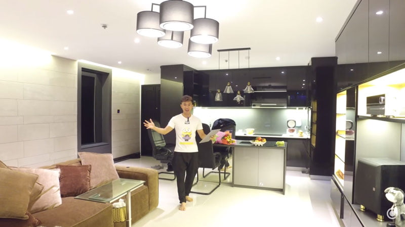 Ca sĩ Lương Bằng Quang điều khiển thiết bị chiếu sáng từ di động