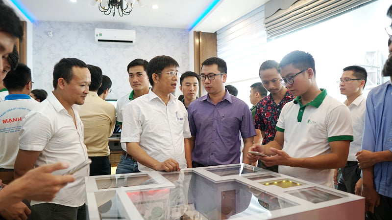 Quý khách hàng trực tiếp trải nghiệm những giải pháp thông minh của ngôi nhà diệu kỳ dưới sự hướng dẫn của nhân viên Lumi