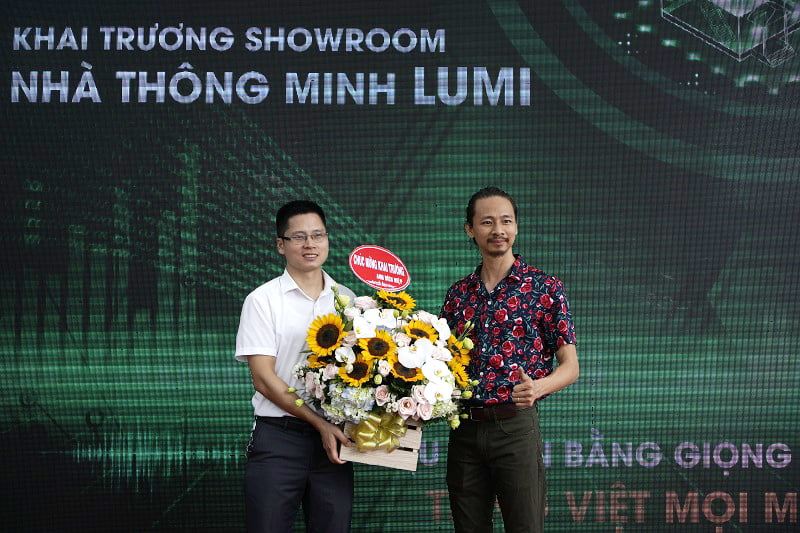 Những lãng hoa tươi thắm kèm theo lời chúc mừng khai trương hồng phát đến từ những đối tác của Lumi Việt Nam
