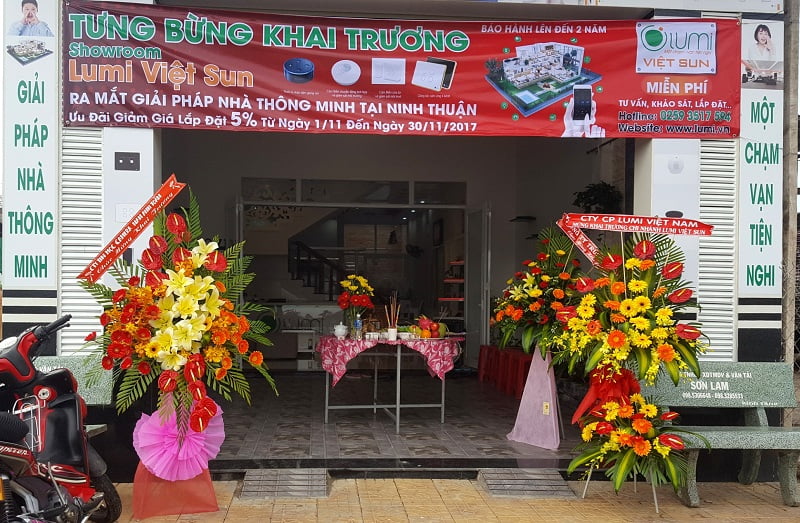 Lễ cúng là một hủ tục không thể bỏ qua mỗi khi khai trương showroom