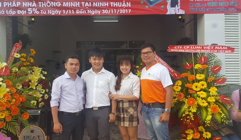 Văn phòng đại diện Lumi khu vực phía nam chụp ảnh lưu niệm tại showroom Viet Sun