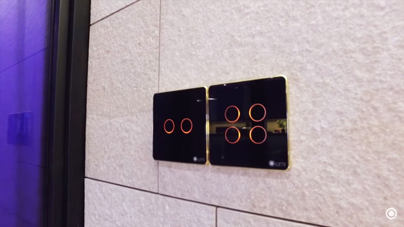 Công tắc cảm ứng Lumi mặt kính cường lực màu đen viền vàng đơn giản mà quý phái