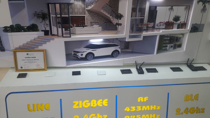 Khách hàng rất hào hứng khi được trải nghiệm thiết bị nhà thông minh Lumi ngay tại showroom
