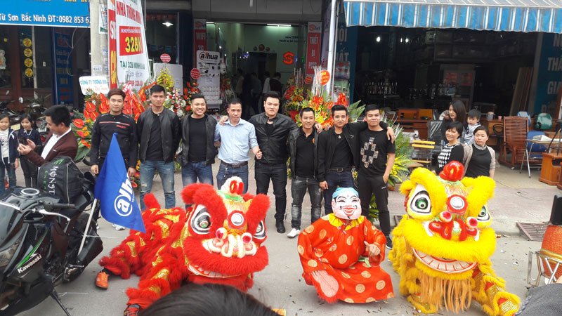 Sự kiện khai trương đã diễn ra nhiều hoạt động thú vị như múa lân, diễu hành moto …