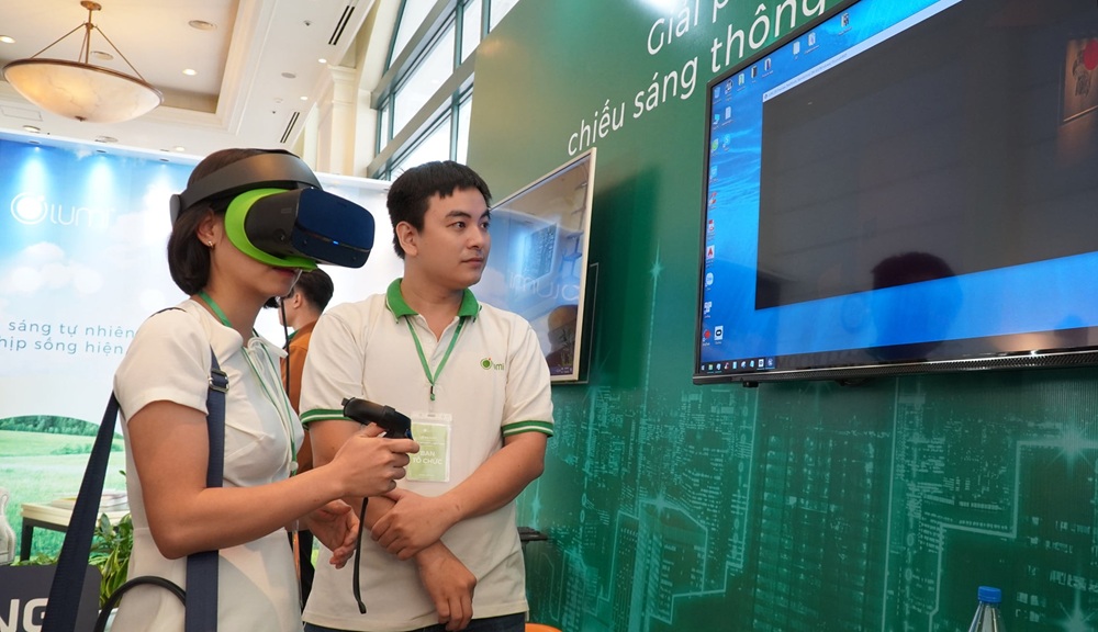 Khách hàng trải nghiệm giải pháp chiếu sáng thông minh