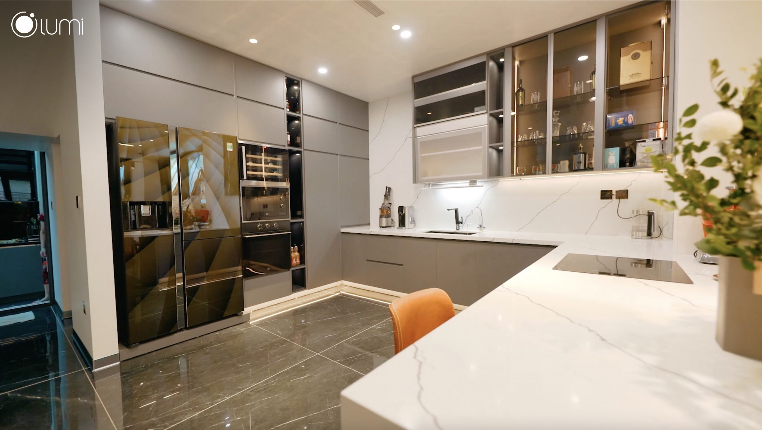 Không gian có sự kết hợp hài hoà giữa tủ bếp và đá Vicostone