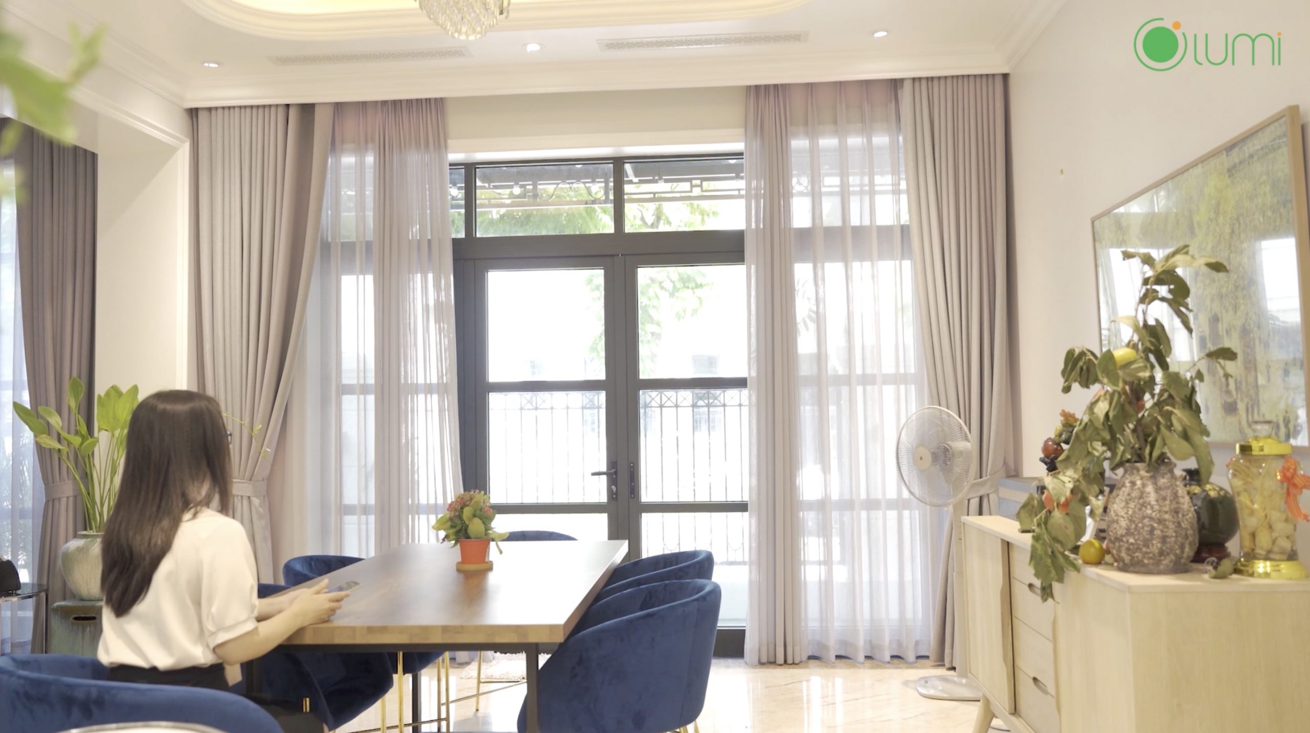 Nội thất đơn giản với sự kết hợp giữa tường trắng, gạch sàn đá hoa cương cùng sofa nhung xanh sang trọng 