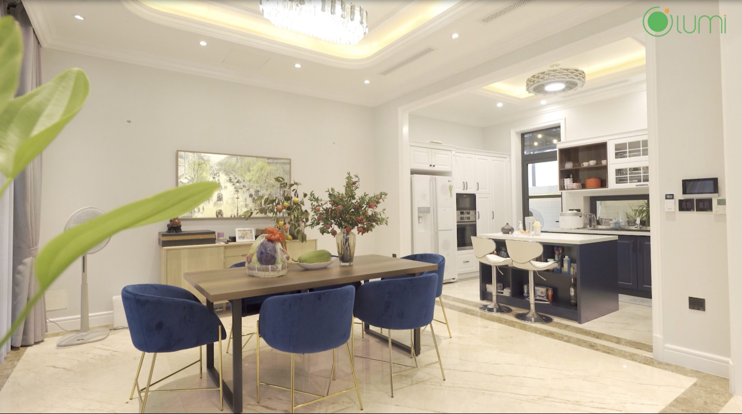 Nội thất đơn giản với sự kết hợp giữa tường trắng, gạch sàn đá hoa cương cùng sofa nhung xanh sang trọng 