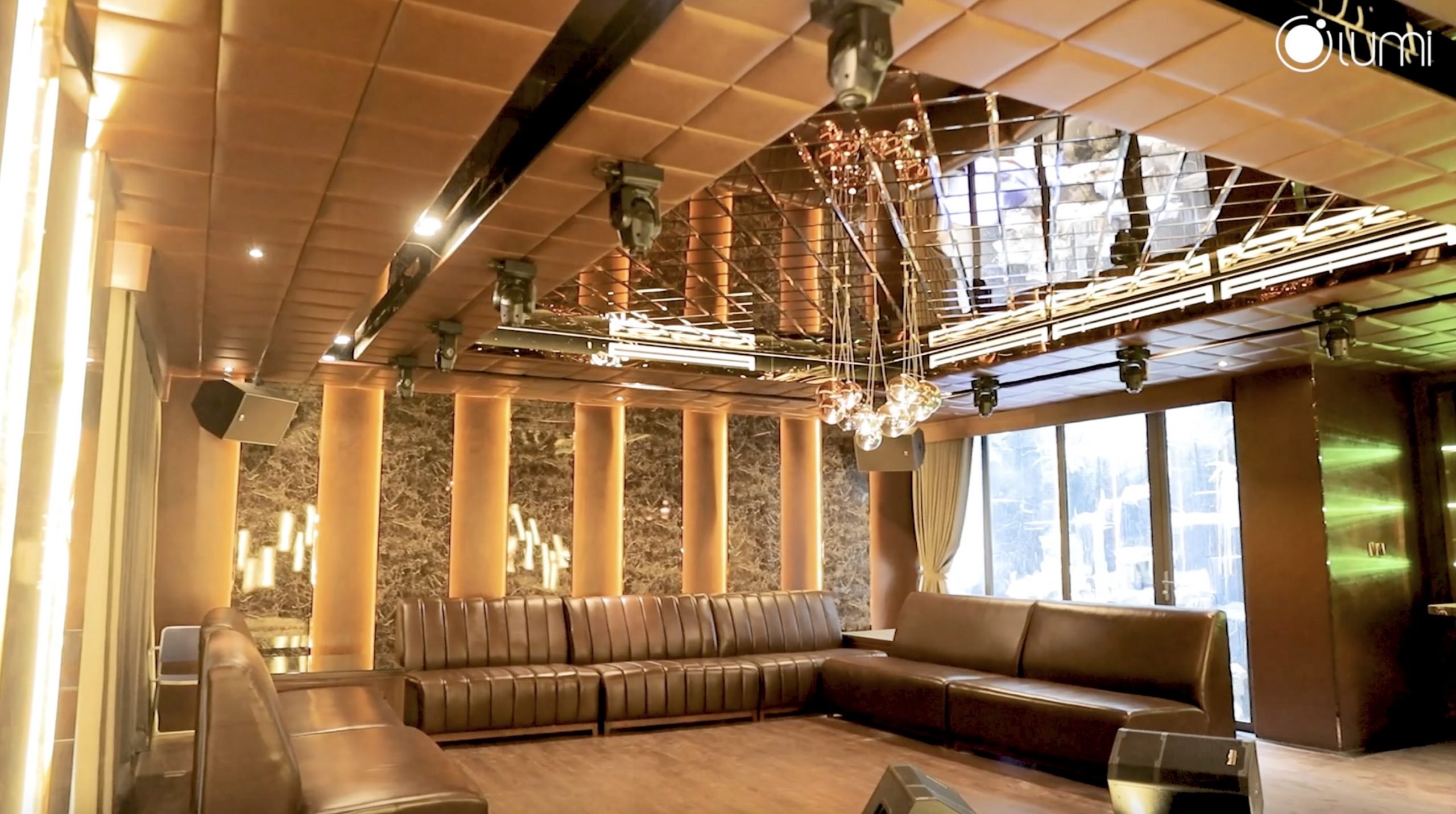 Phòng thư giãn dưới tầng hầm với giải pháp chiếu sáng, đèn Led RGB 16 triệu màu phục vụ nhu cầu ca hát của mỗi thành viên trong gia đình