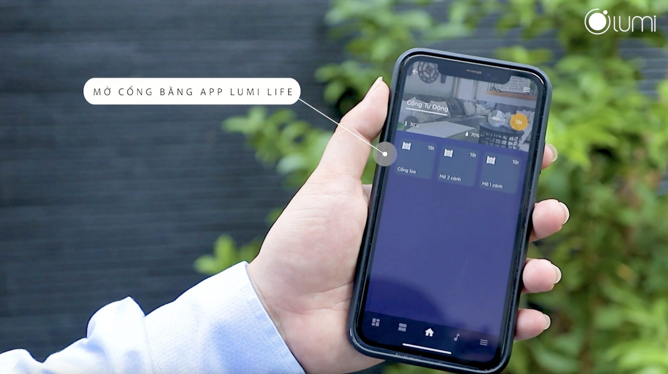 Căn biệt thự sử dụng giải pháp cổng thông minh từ Lumi giúp gia chủ dễ dàng đóng/ mở cửa từ xa và đảm bảo an ninh tối đa