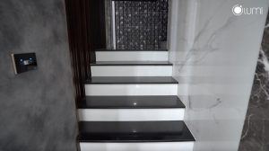 Cảm biến cầu thang là một phần không thể thiếu của căn biệt thự, giúp đảm bảo an toàn cho 2 cô công chúa nhỏ khi di chuyển cầu thang vào buổi tối