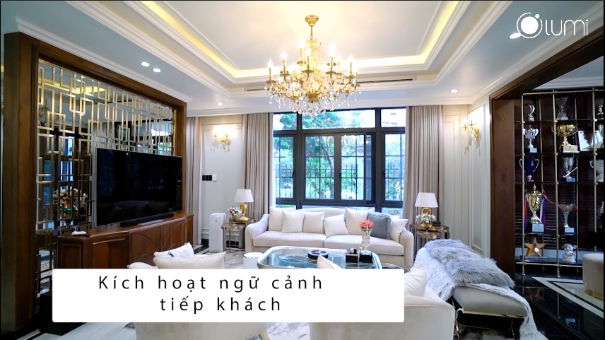 Ngữ cảnh tiếp khách với âm thanh đa vùng và rèm mở tự động