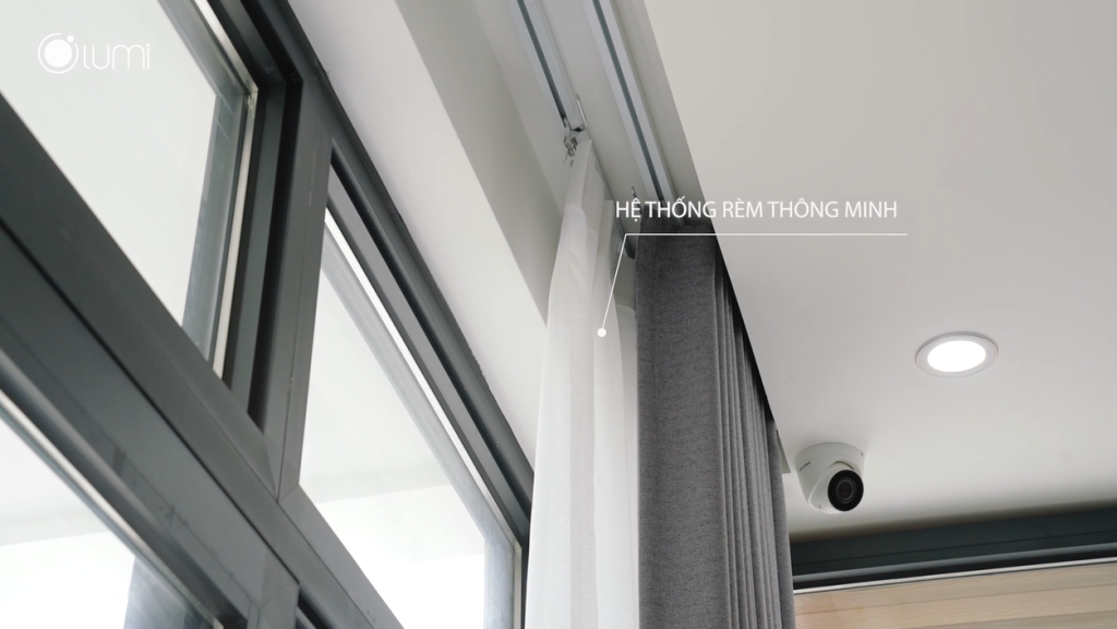 Ngữ cảnh "tiếp khách" với đèn sáng, rèm mở và âm thanh đa vùng