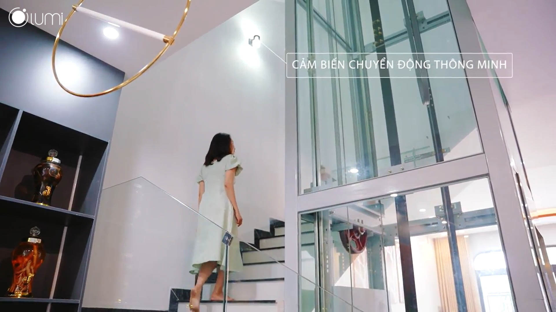 Cảm biến chuyển động thông minh được trang bị cho cầu thang kính