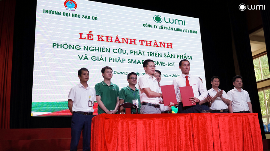 Đại diện Lumi Việt Nam và Trường Đại học Sao Đỏ ký kết hợp tác