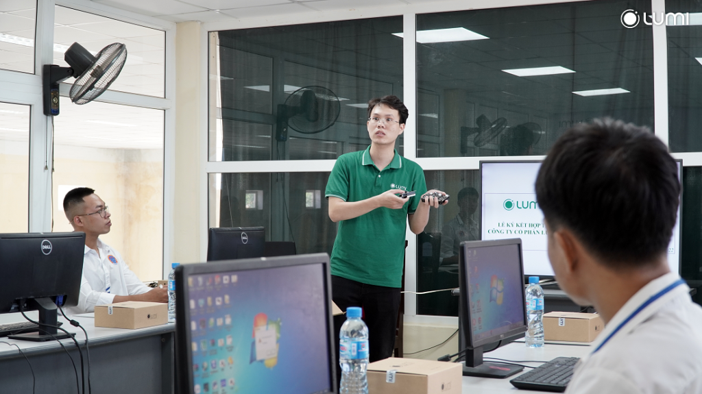 Đại diện Lumi chia sẻ về công nghệ và giới thiệu tổng quan về chương trình đào tạo IoT