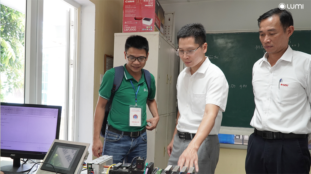 Đại diện Lumi tham quan phòng thực hành tại trường Đại học Sao Đỏ
