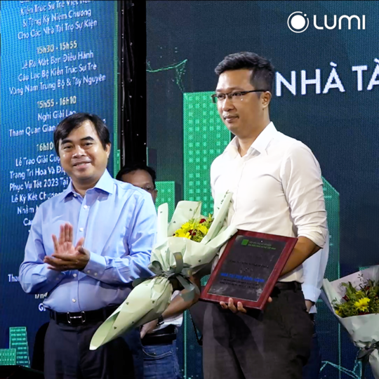 ong-nguyen-anh-vu-giam-doc-kinh-doanh-mien-trung-dai-dien-phat-bieu-va-nhan-bang-khen-tu-ban-to-chuc