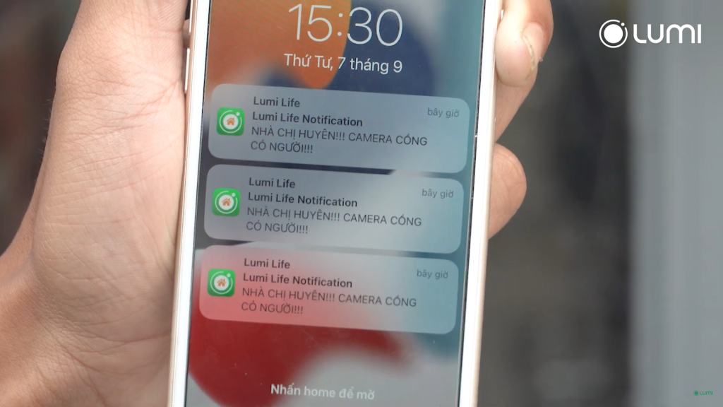 Ai Camera Hub gửi cảnh báo tới điện thoại chủ nhà khi ghi nhận có người đi vào vùng an ninh ảo