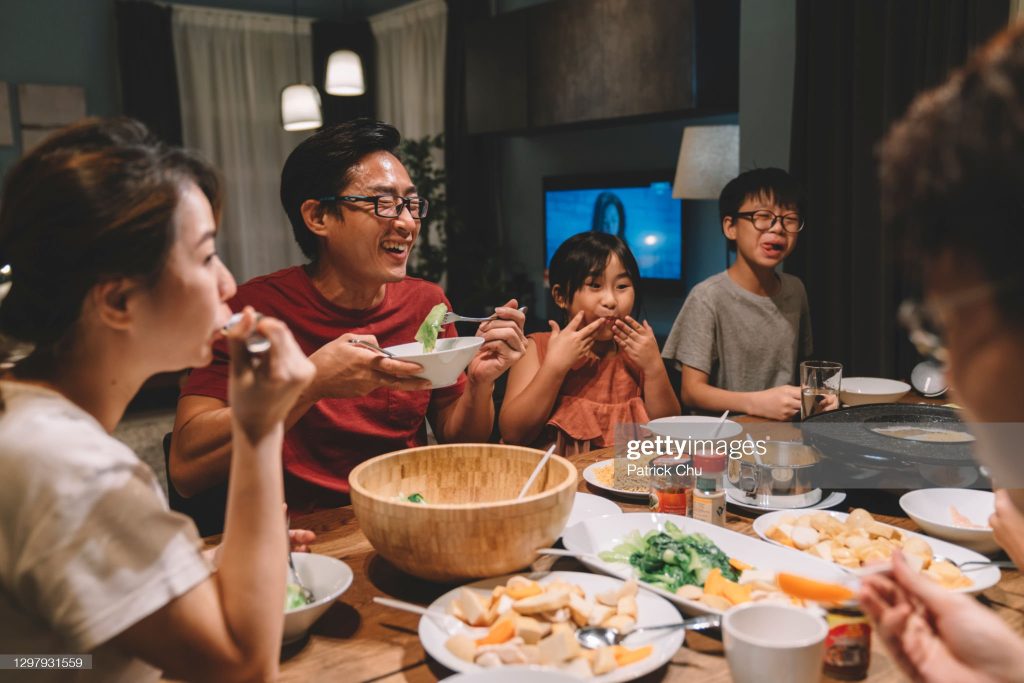 Ngữ cảnh “Ăn tối” với ánh sáng vàng ấm cúng