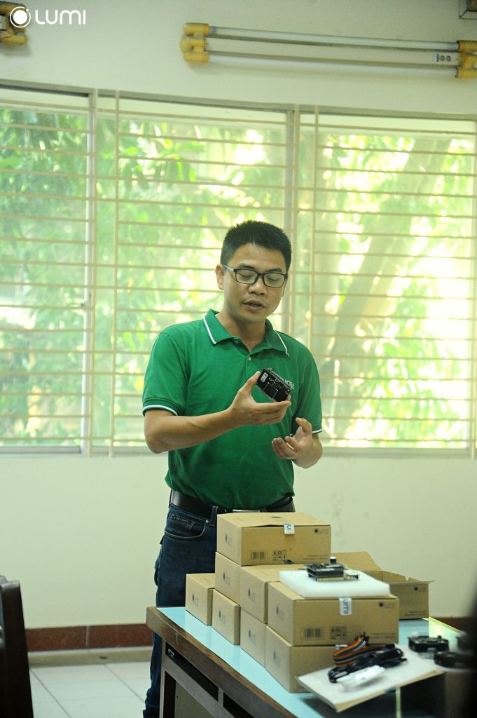 Ông Mai Anh Thành - Giám đốc Đào tạo Lumi Việt Nam chia sẻ và bàn giao thiết bị thực hành