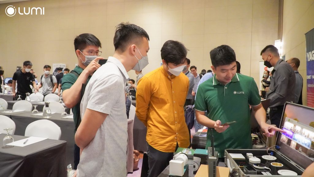 Khách tham quan dành sự quan tâm tới sản phẩm tại gian hàng Lumi