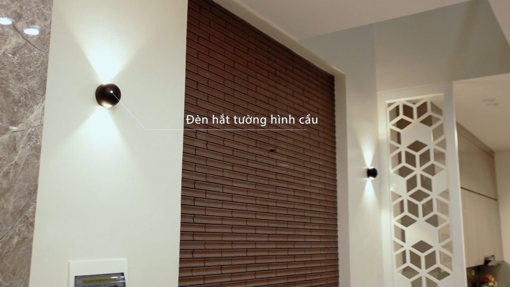Ngôi nhà sử dụng loại đèn gắn tường hình cầu làm điểm nhấn tôn lên chi tiết nội thất