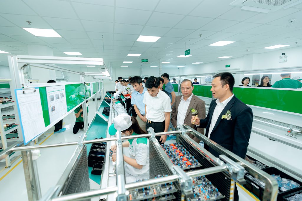 Khách mời tham quan Lumi Smart Factory