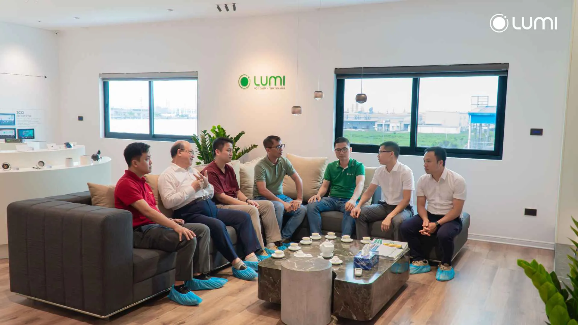 Ban giám đốc Đại học Bách Khoa tới tham quan nhà máy Lumi