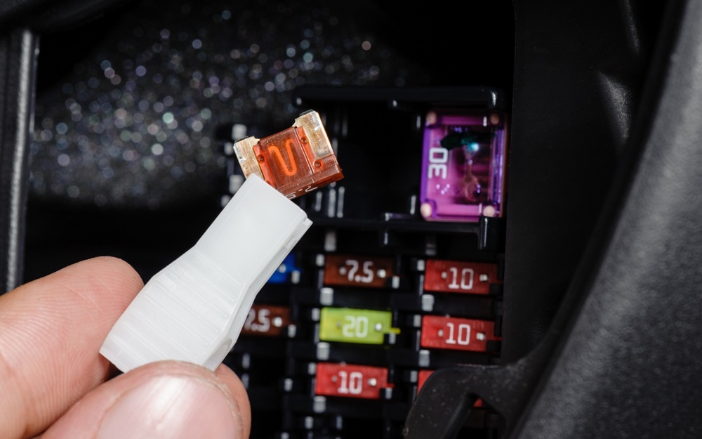 Cầu chì hoạt động dựa trên nguyên lý uốn cong hoặc tự chảy để ngắt mạch điện