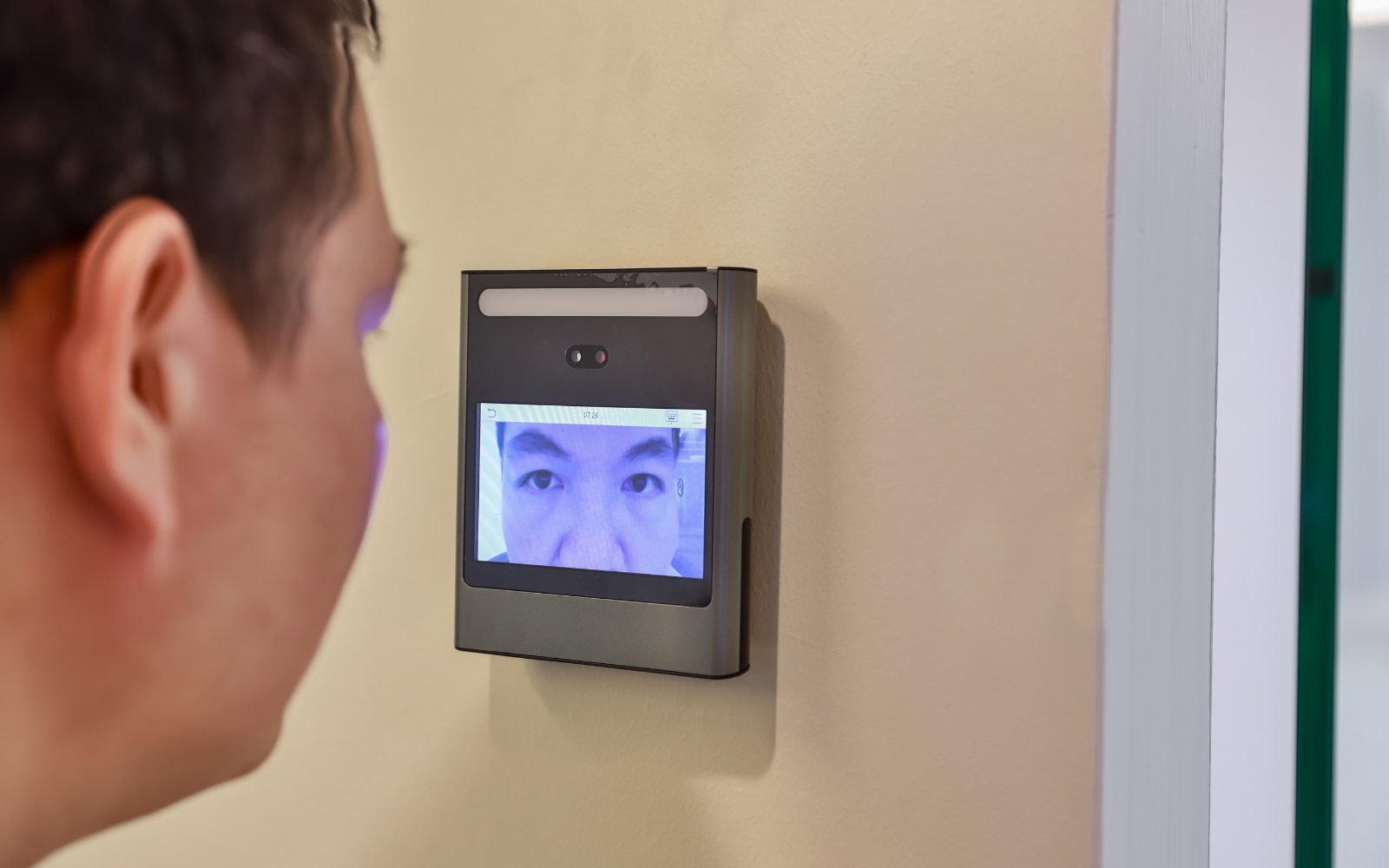 Khóa cửa thông minh nhận diện khuôn mặt