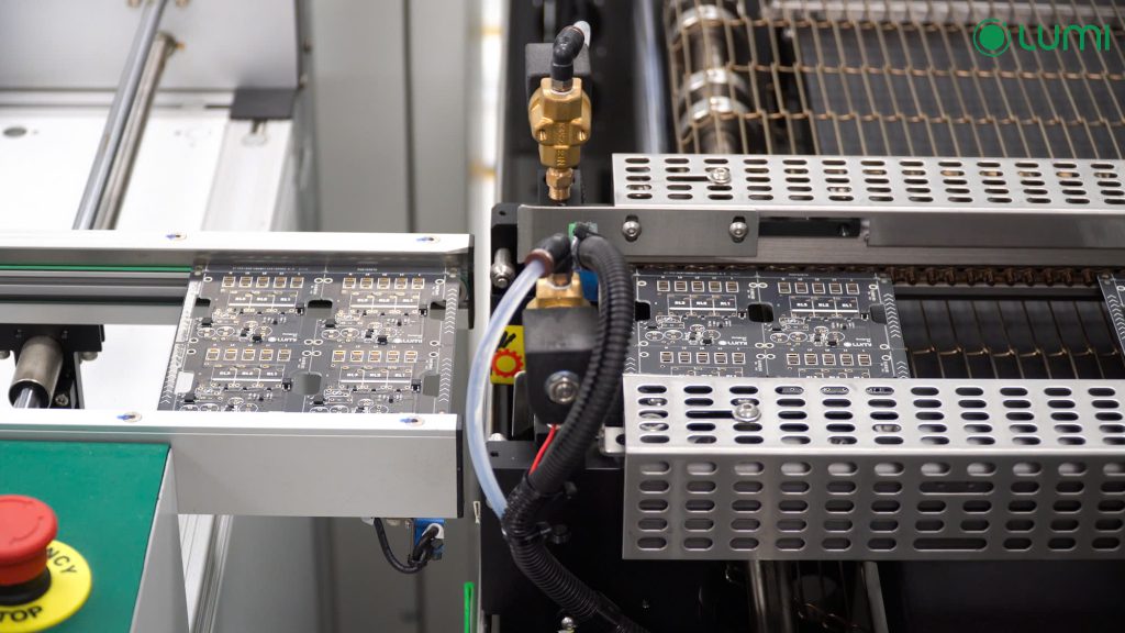 Cận cảnh công đoạn sản xuất mạch công tắc Lumes tại nhà máy Lumi