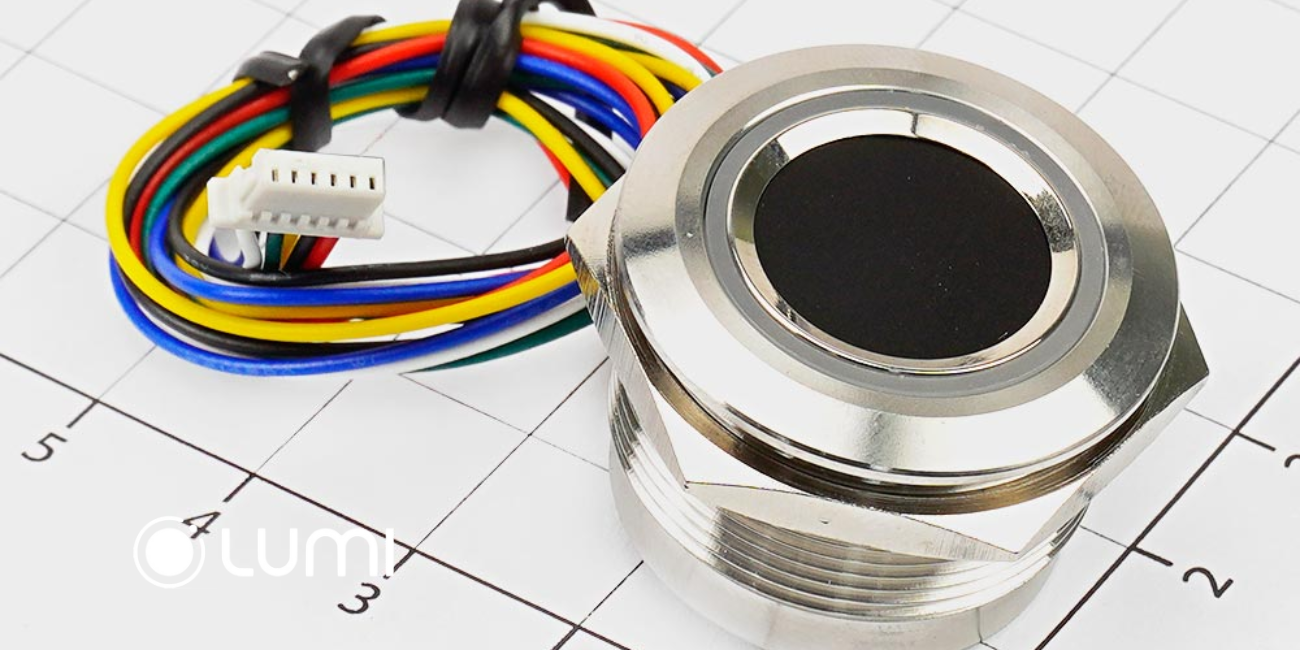 Cảm biến điện dung sử dụng công nghệ tích hợp tụ điện để xác định các đặc điểm trên bề mặt ngón tay