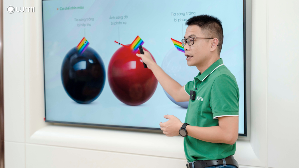 Ông Mai Anh Thành - Giám đốc dự án Lumi Lighting chia sẻ tác động của ánh sáng tới đời sống con người trong khuôn khổ lễ khai trương showroom