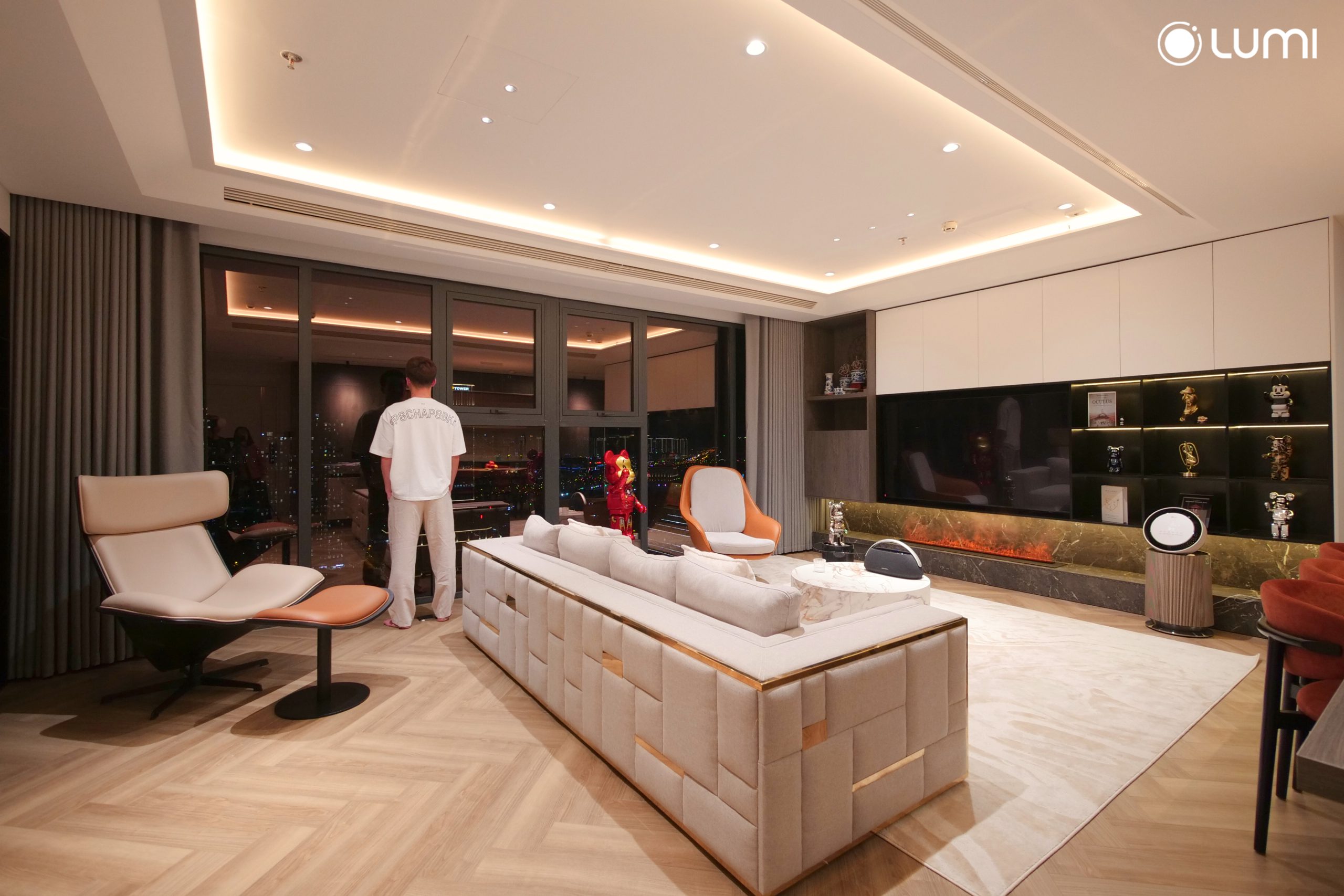 Cầu thủ Hoàng Đức bên trong căn hộ của mình