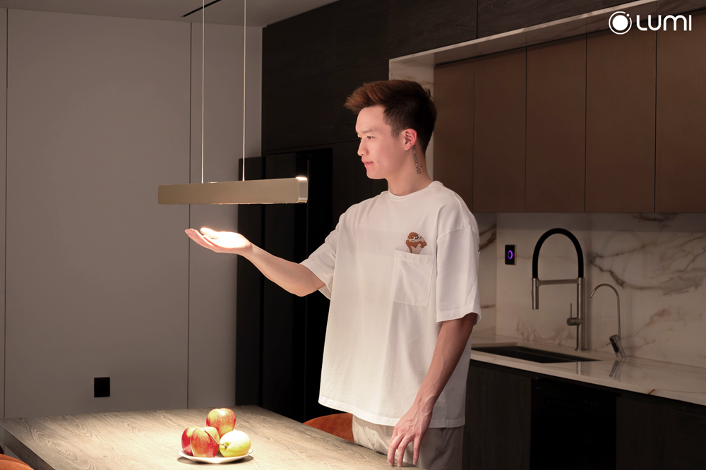 Đèn thả Lyra khu vực đảo bếp: Thiết kế tối giản, ánh sáng chất lượng cao, không chỉ cung cấp đủ sáng mà còn là điểm nhấn trang trí nghệ thuật cho khu vực bàn đảo bếp hiện đại.